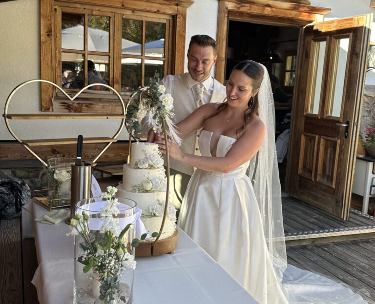 Hochzeitstorte anschneiden auf der Kala Alm