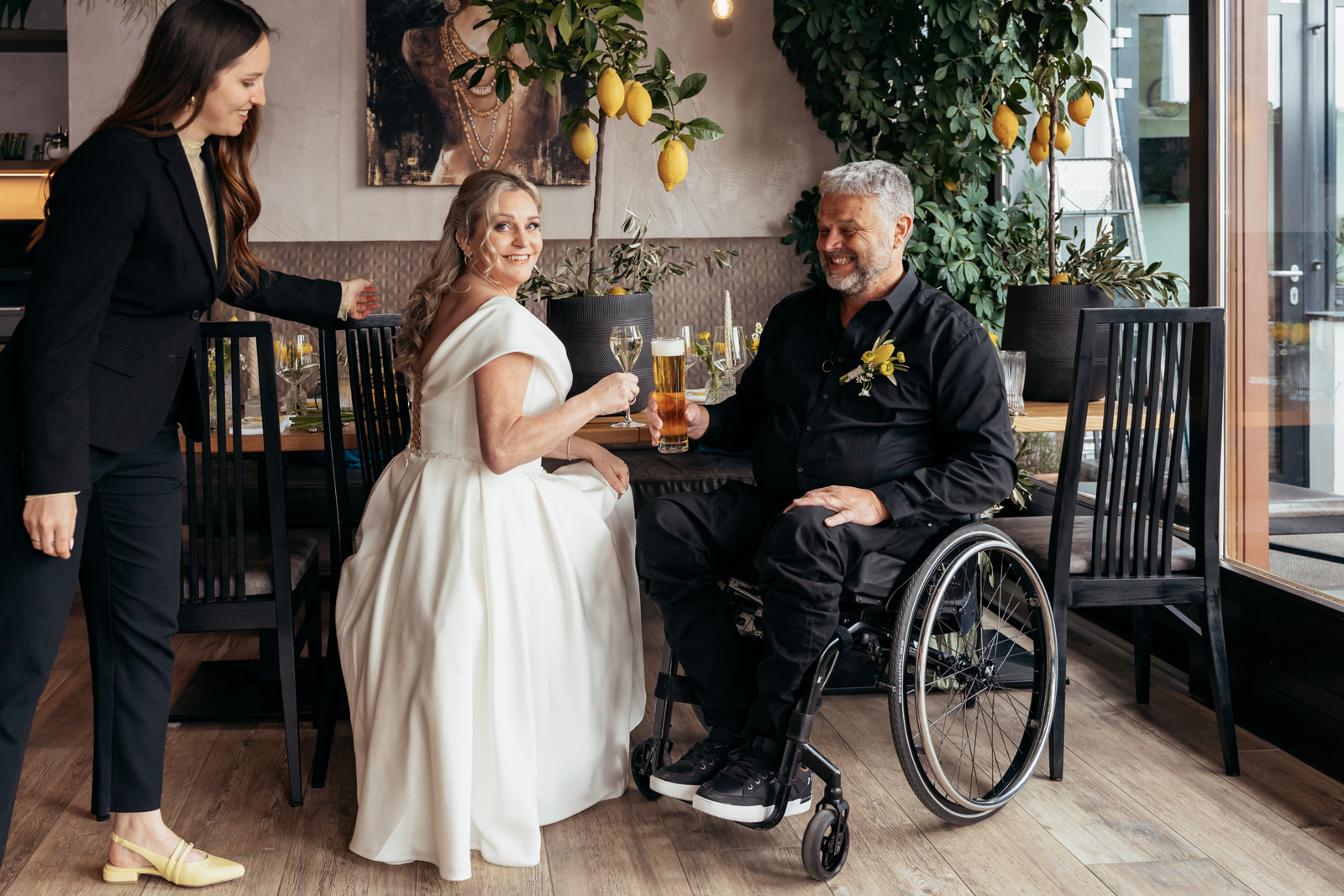 Erlebt barrierefreie Hochzeiten in Tirol mit Juliana Lackner. Stilvolle Planung für Paare, die eine perfekte Feier für alle Gäste wünschen.