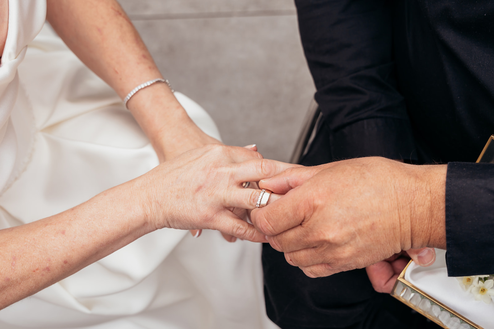 Heiraten in Tirol für deutsche Paare – Brautpaar in den Alpen