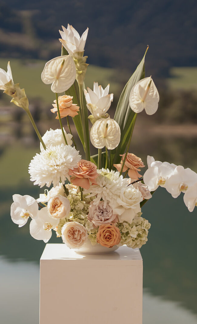 Elegantes Blumendesign in soften Creme- und Brauntönen bei Fine Art Hochzeit am See in Tirol