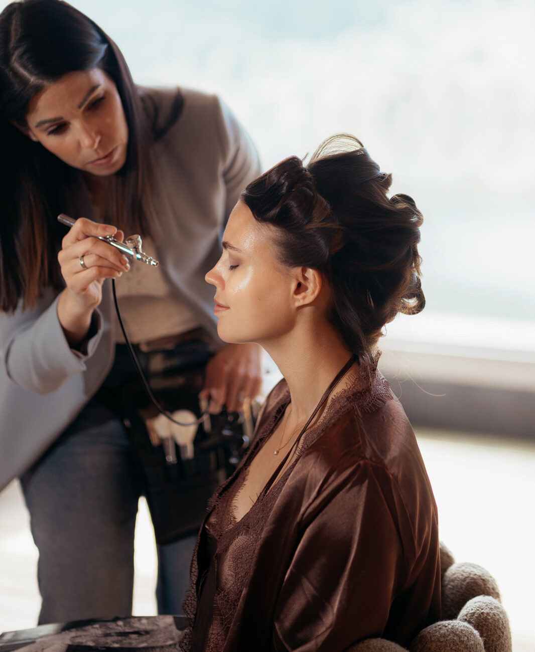Braut beim Styling während des Getting Ready mit natürlichem Licht und exklusiver Atmosphäre im Das Lakeside