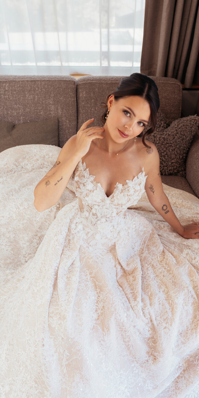 Braut beim finalen Styling vor exklusiver Hochzeit im Fine-Art-Stil am Walchsee