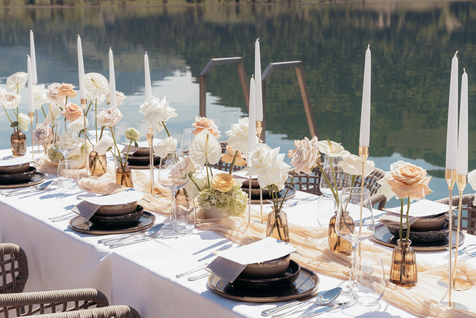Stilvoll gedeckter Hochzeitstisch am Steg des Das Lakeside am Walchsee