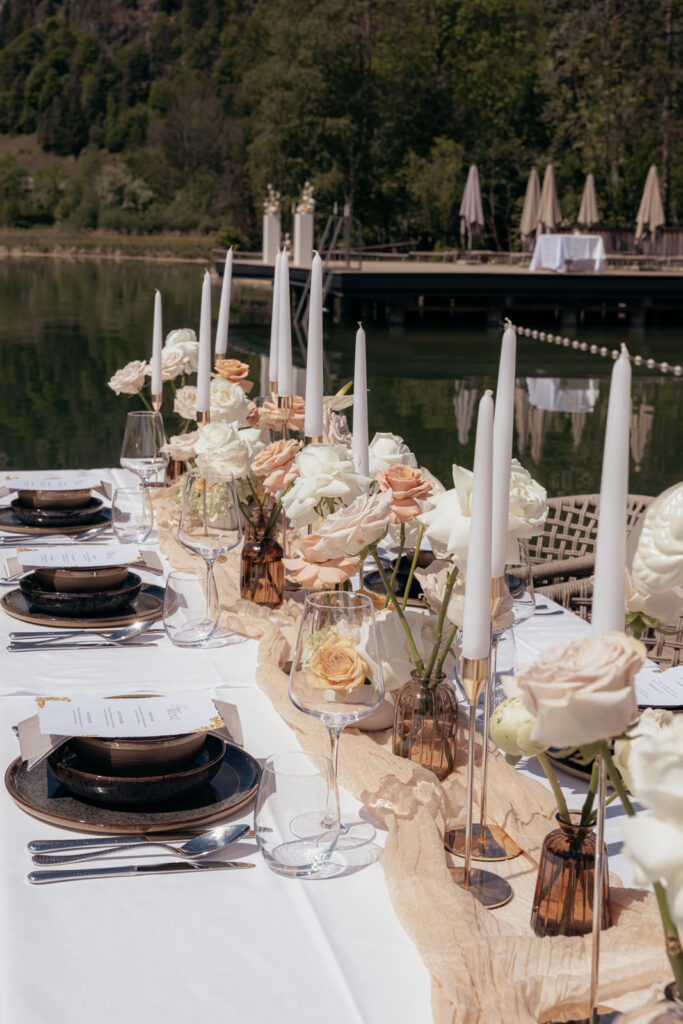 Elegante Hochzeitstafel in Braun- und Nude-Tönen bei exklusiver Hochzeit am See