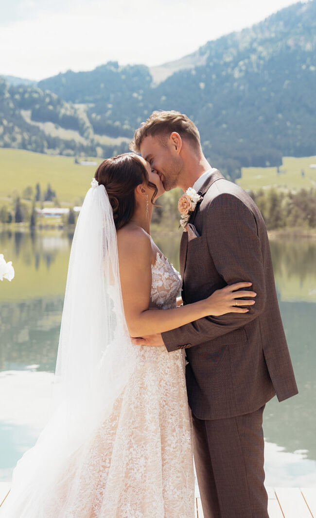 Brautpaar am Walchsee mit traumhafter Bergkulisse bei Fine Art Hochzeit