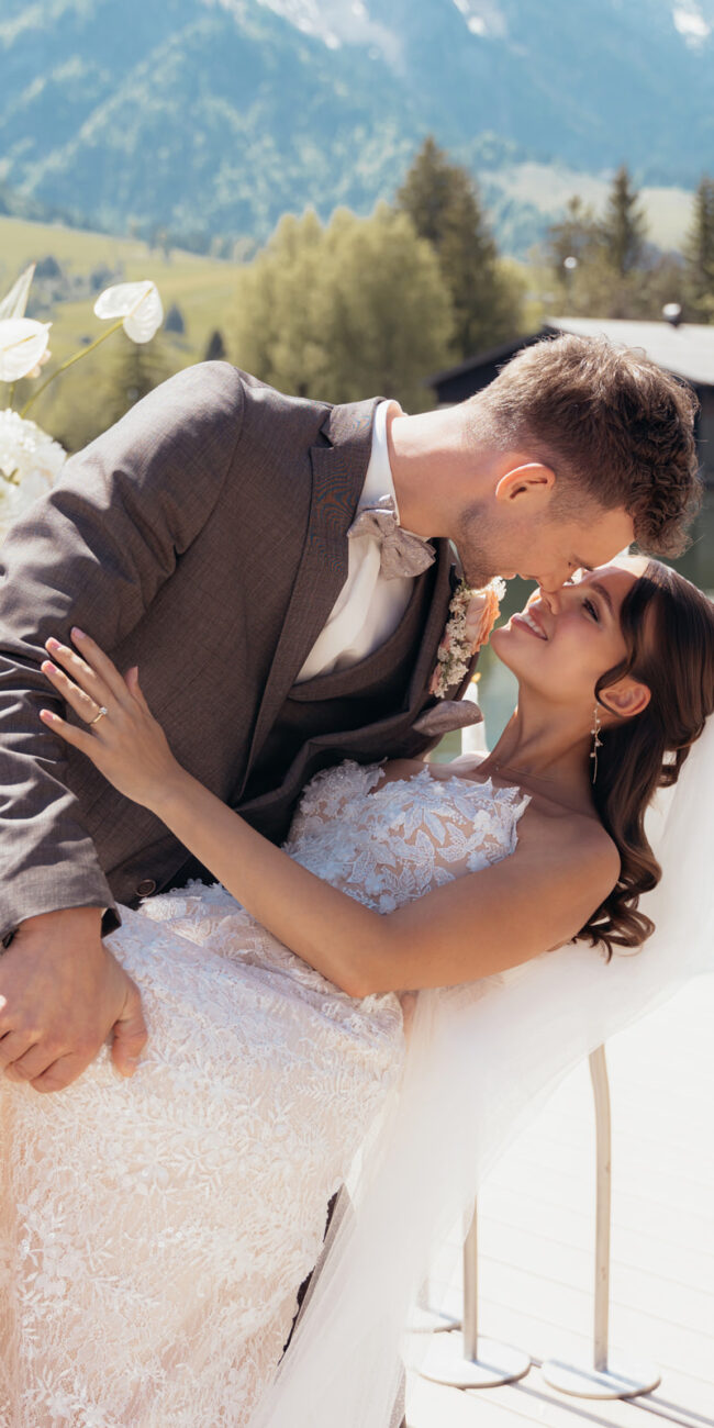 Elegantes Brautpaar bei romantischem Shooting am Wasser des Walchsees