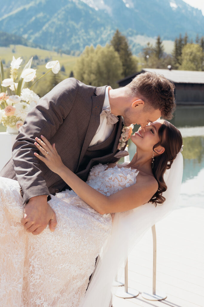 Elegantes Brautpaar bei romantischem Shooting am Wasser des Walchsees