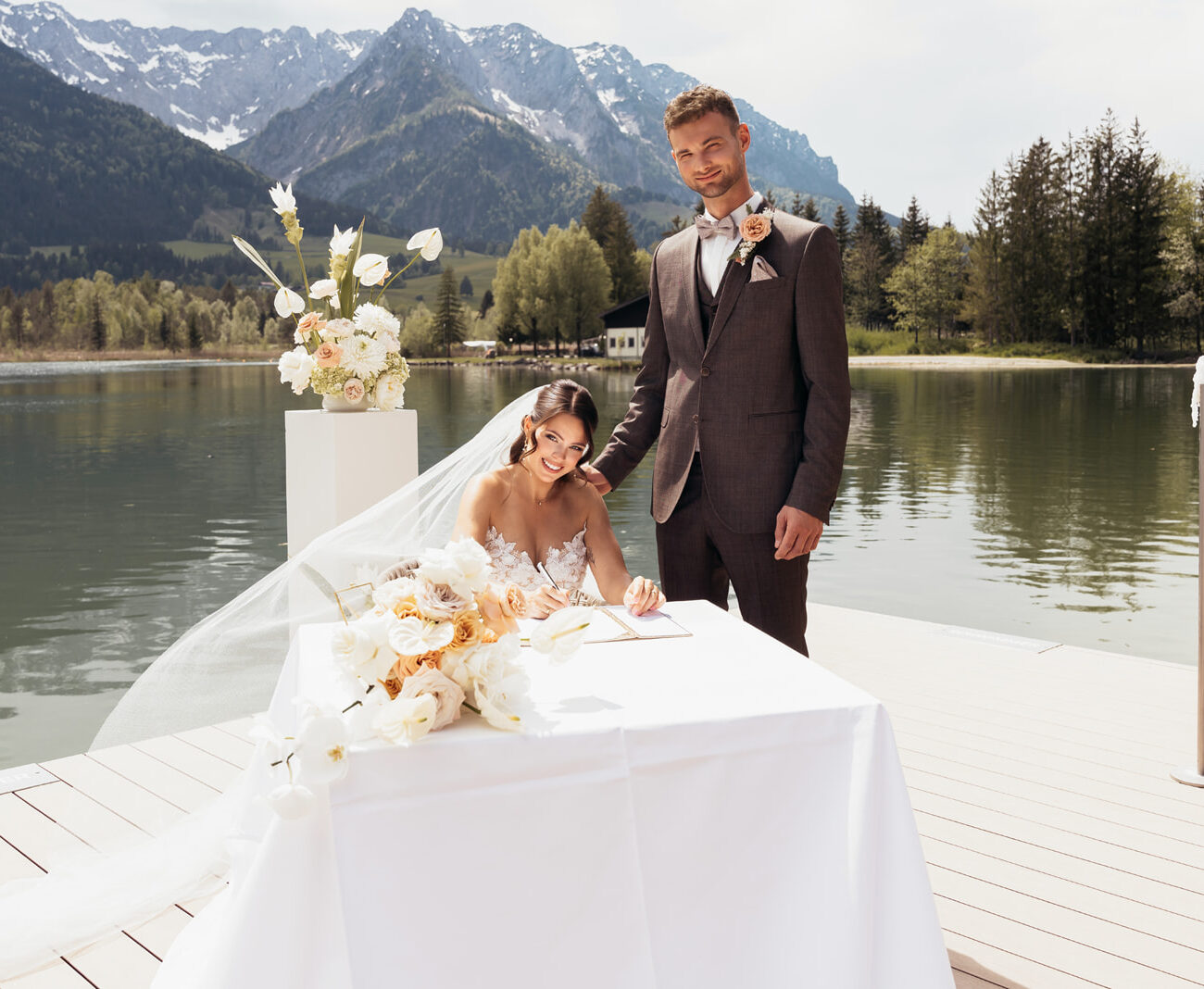 Romantisches Brautpaar bei exklusiver Hochzeit am Walchsee mit Alpenblick