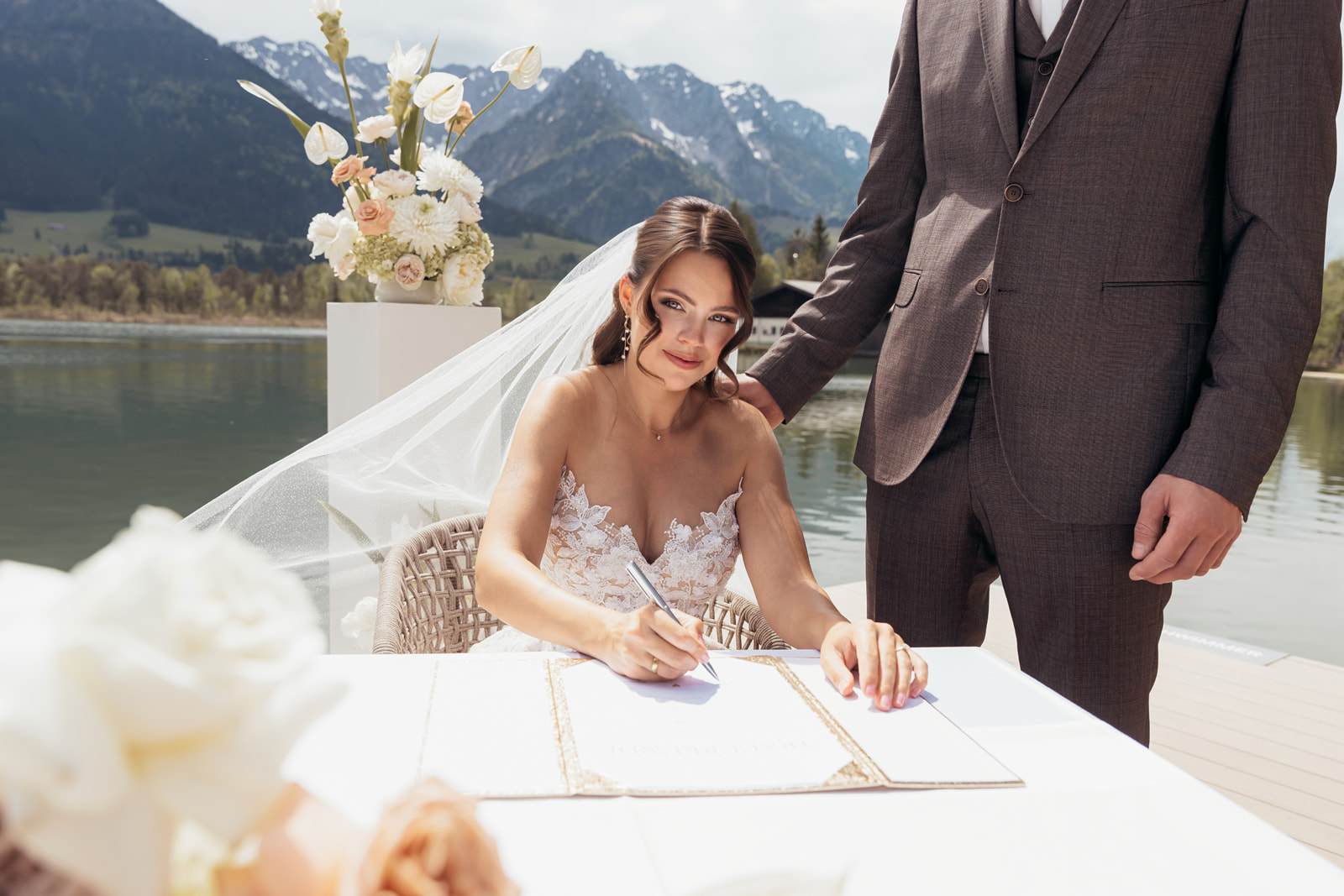 Detailaufnahme von Brautkleid und Styling bei luxuriöser Hochzeit am See