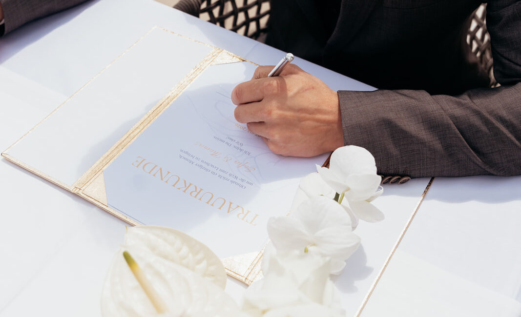 Freie Trauung mit Hochzeitsurkundenunterzeichnung am See