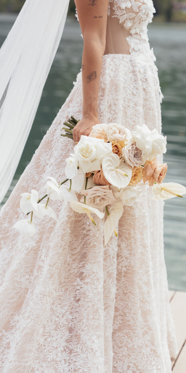 Detailaufnahme des eleganten Brautlooks bei exklusiver Hochzeit in Tirol