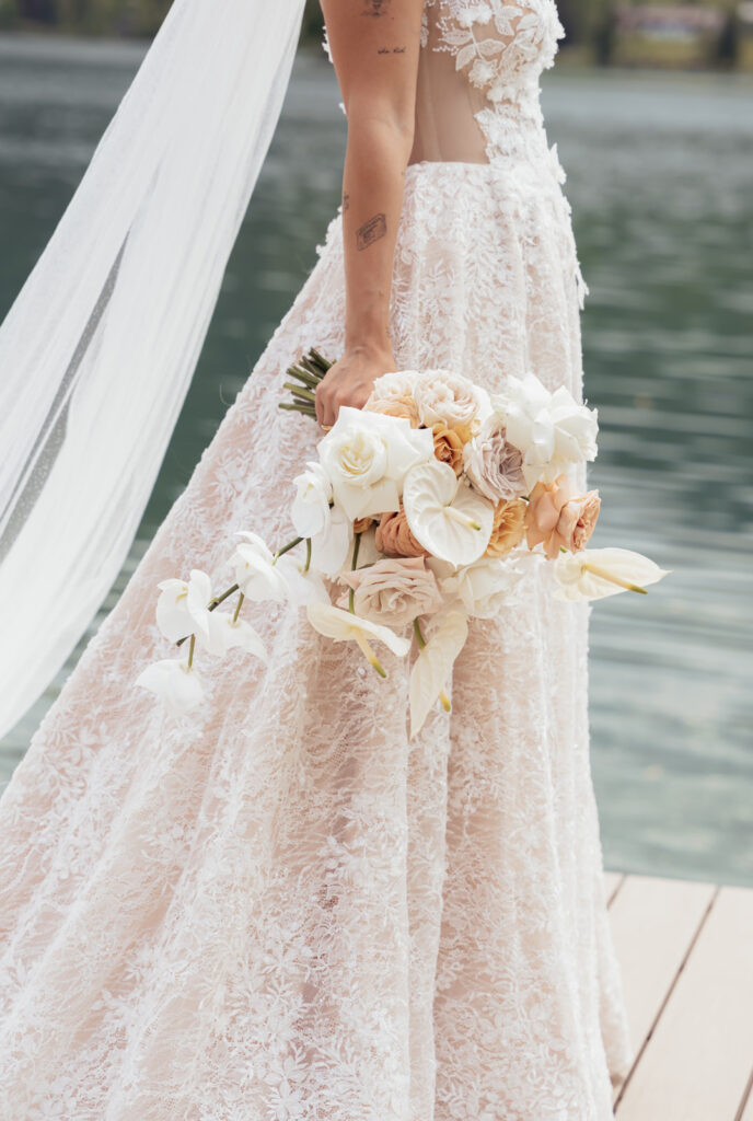 Detailaufnahme des eleganten Brautlooks bei exklusiver Hochzeit in Tirol