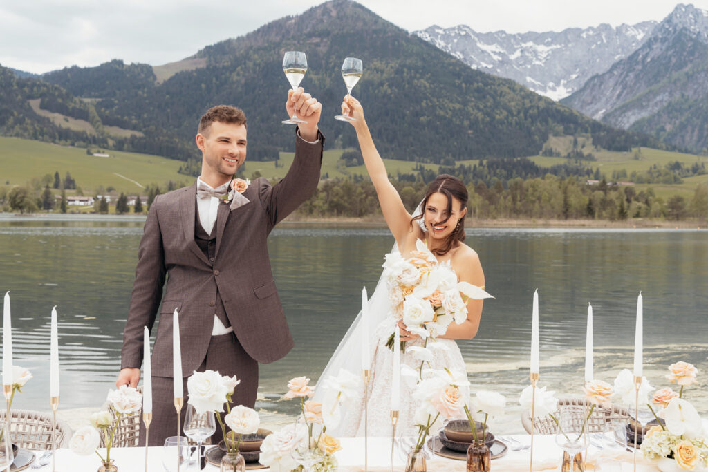 Glückliches Brautpaar bei exklusiver Hochzeit im Das Lakeside Tirol