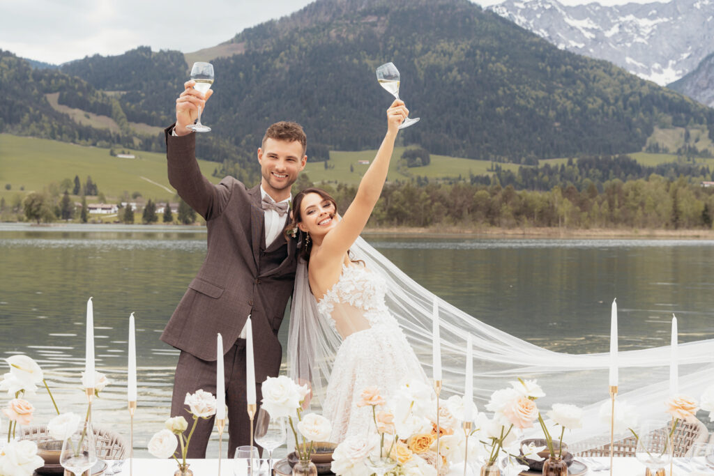 Glückliches Brautpaar bei luxuriöser Hochzeit am Walchsee in Tirol