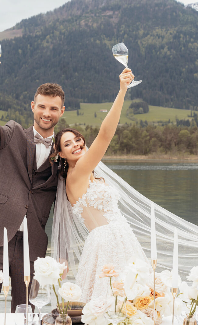 Glückliches Brautpaar bei luxuriöser Hochzeit am Walchsee in Tirol