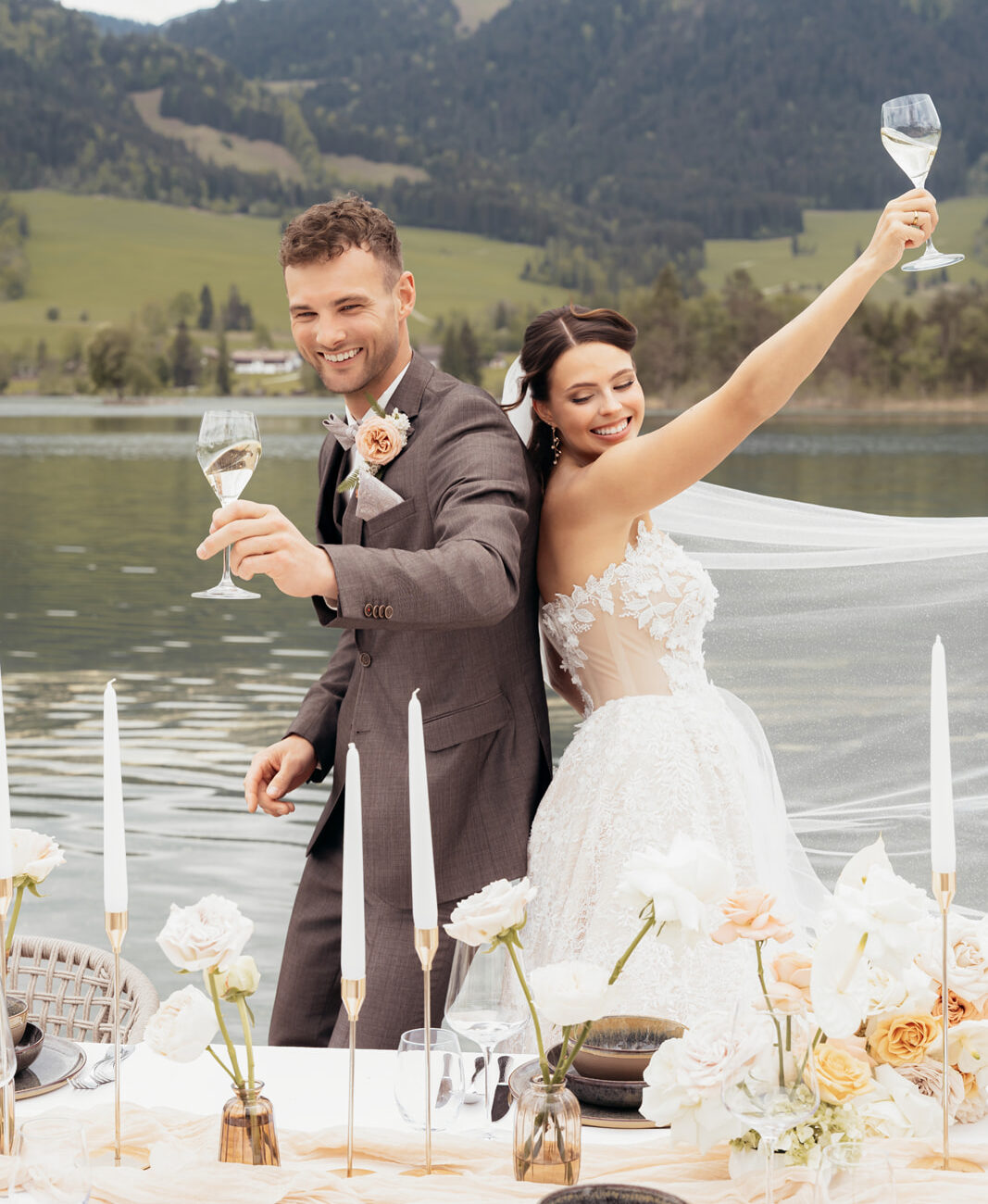 Elegante Hochzeitstafel mit Blumen und Dekoration direkt am Walchsee