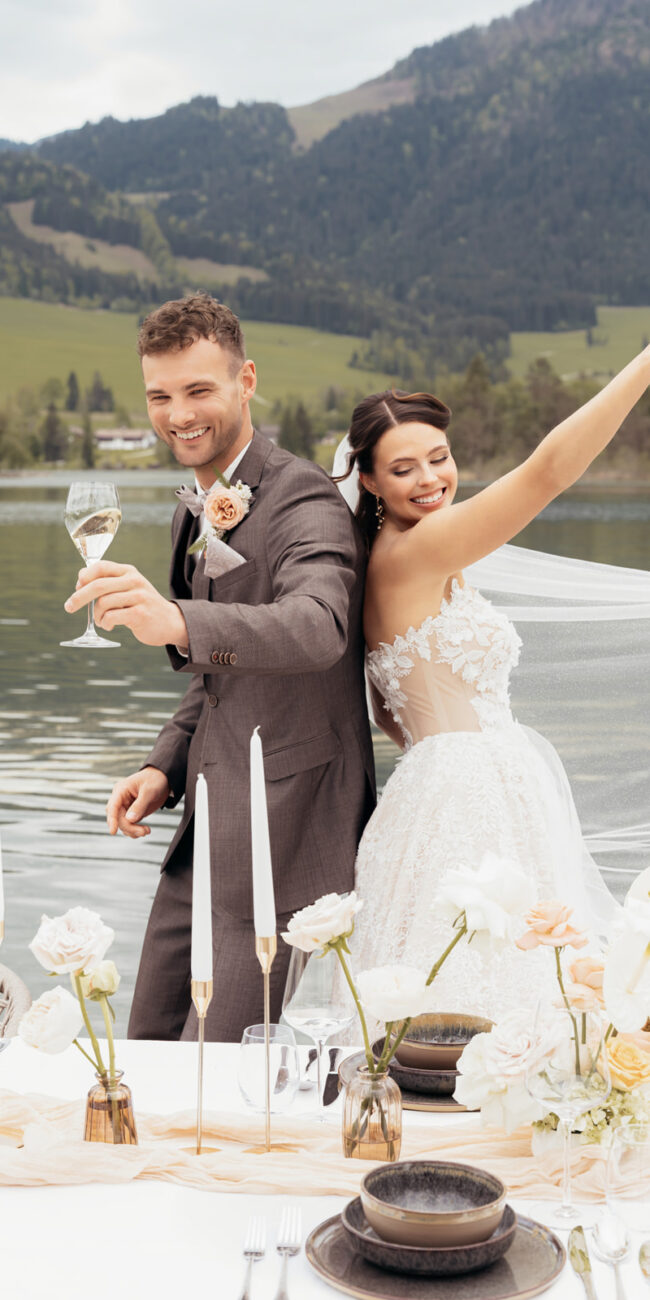 Elegante Hochzeitstafel mit Blumen und Dekoration direkt am Walchsee