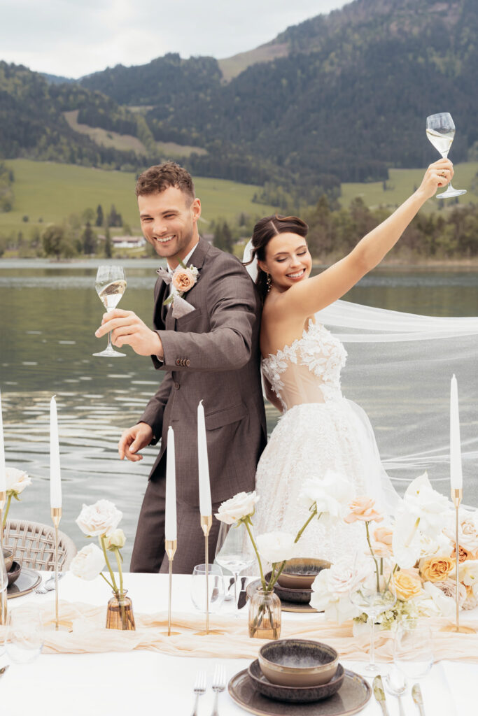 Elegante Hochzeitstafel mit Blumen und Dekoration direkt am Walchsee