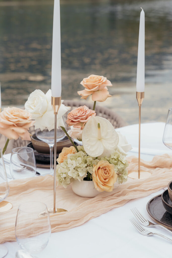 Brautpaar bei exklusiver Hochzeit direkt am Wasser im Das Lakeside