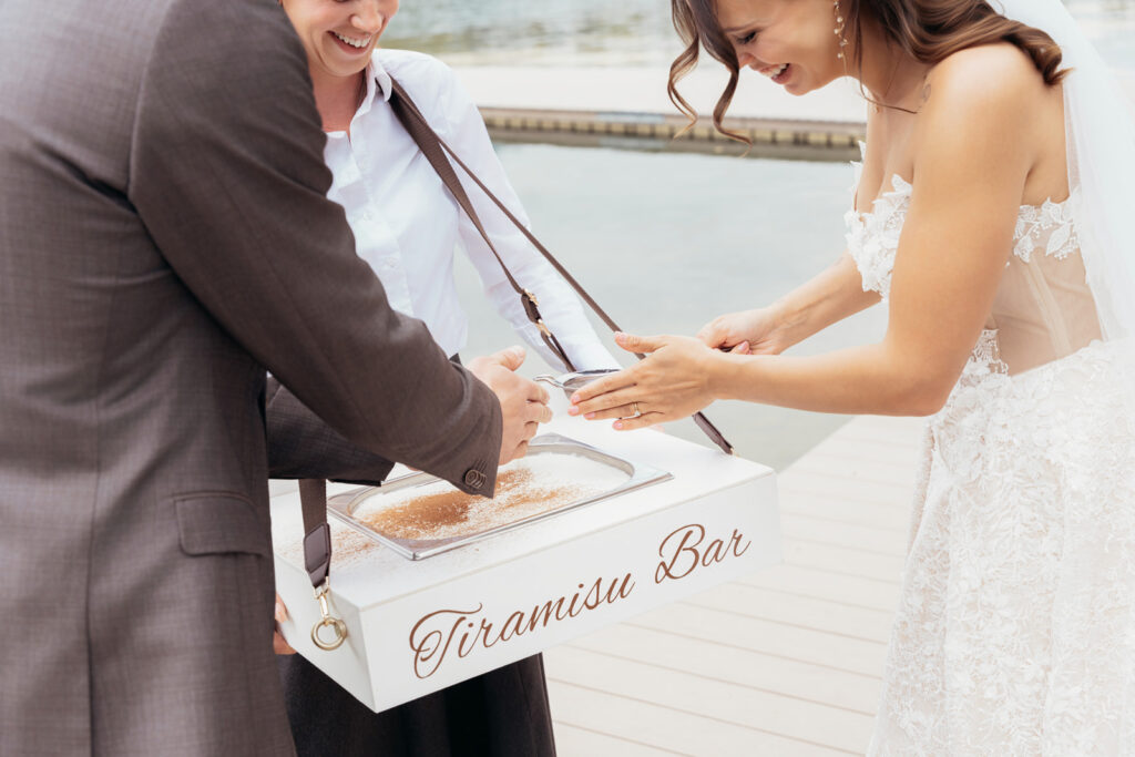 Stilvolle Dessertstation mit Tiramisu bei luxuriöser Hochzeit am Walchsee