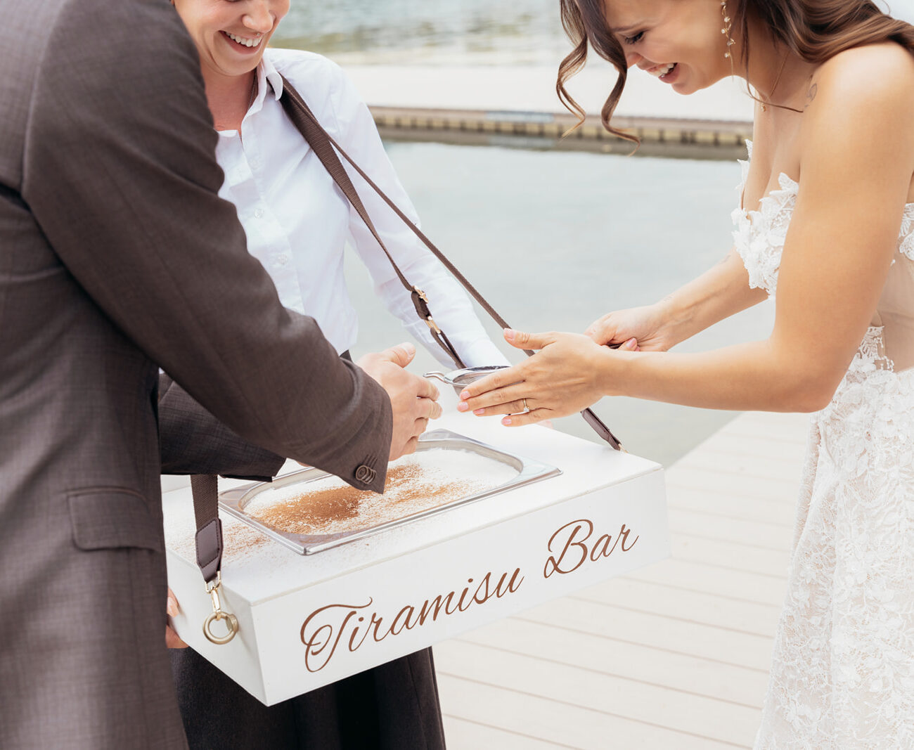 Stilvolle Dessertstation mit Tiramisu bei luxuriöser Hochzeit am Walchsee