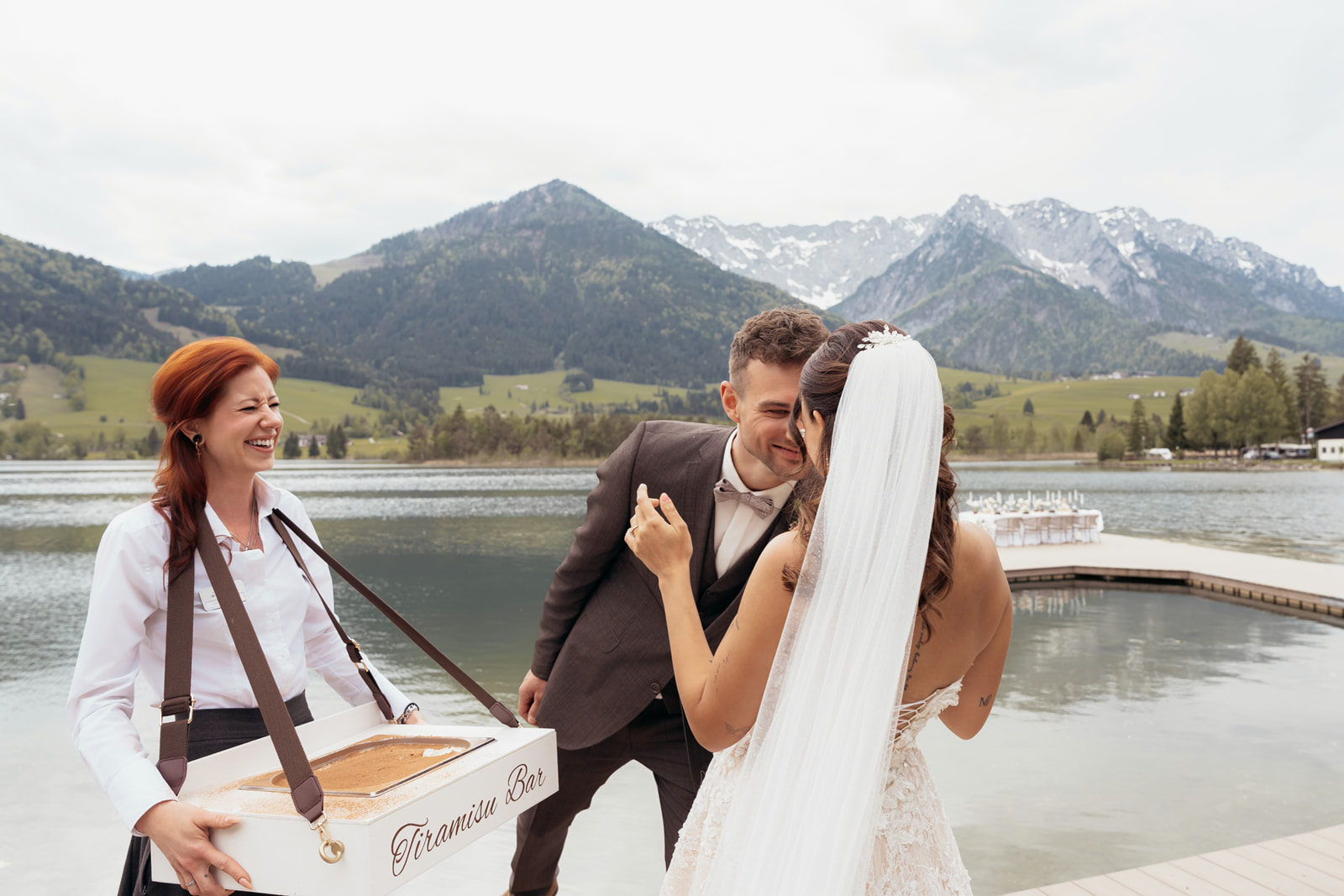 Elegantes Brautpaar am Walchsee während Fine-Art-Hochzeitsshooting