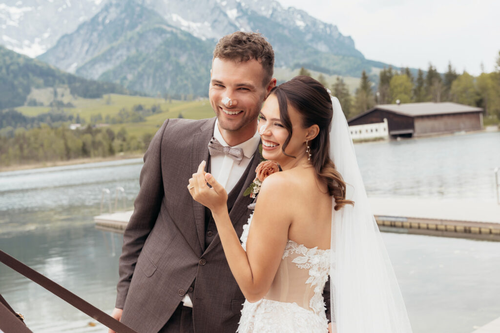 Elegantes Brautpaar bei exklusiver Hochzeit im Das Lakeside am Walchsee