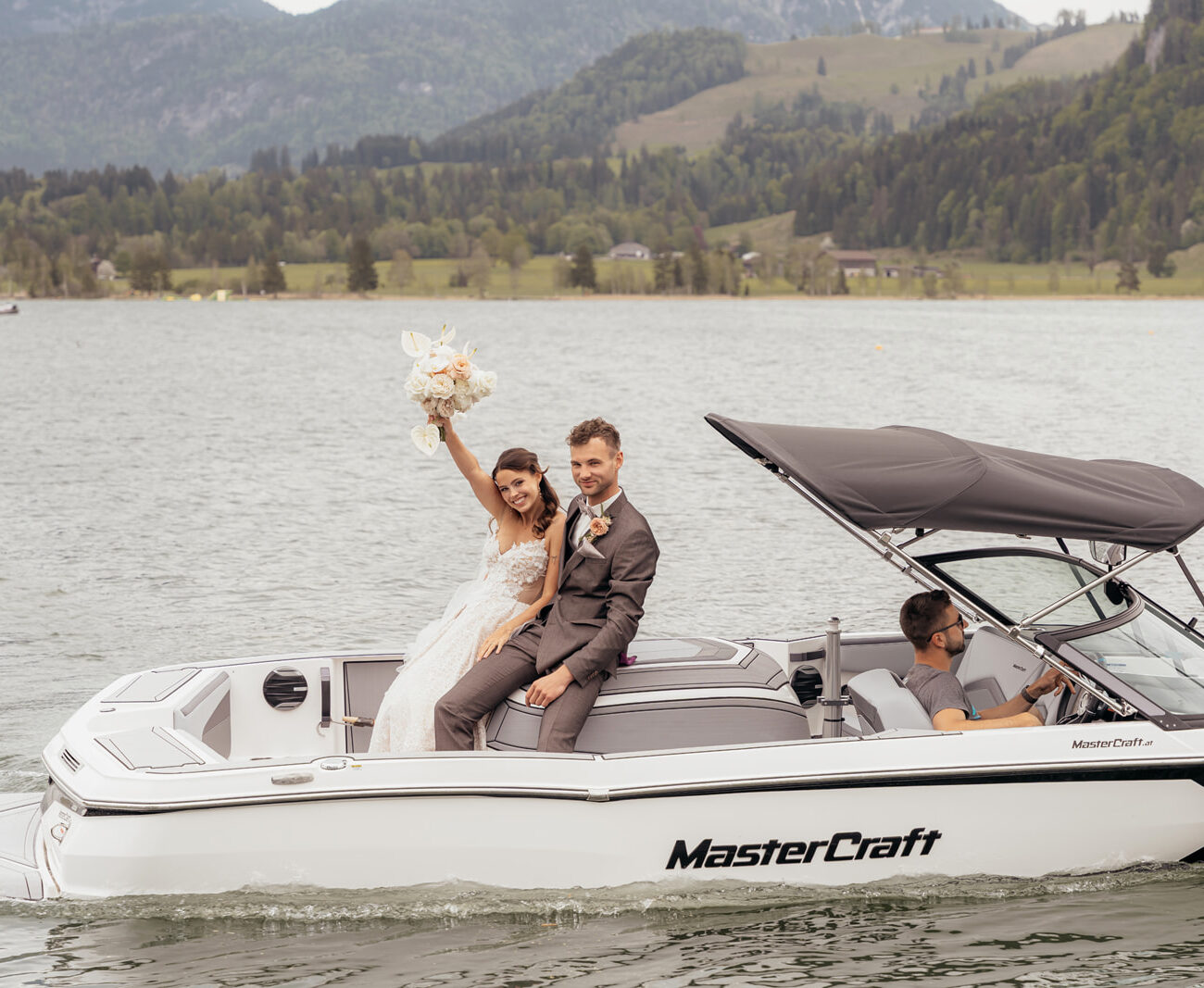 Exklusive Hochzeit mit Motorboot und Alpenkulisse am Walchsee in Tirol