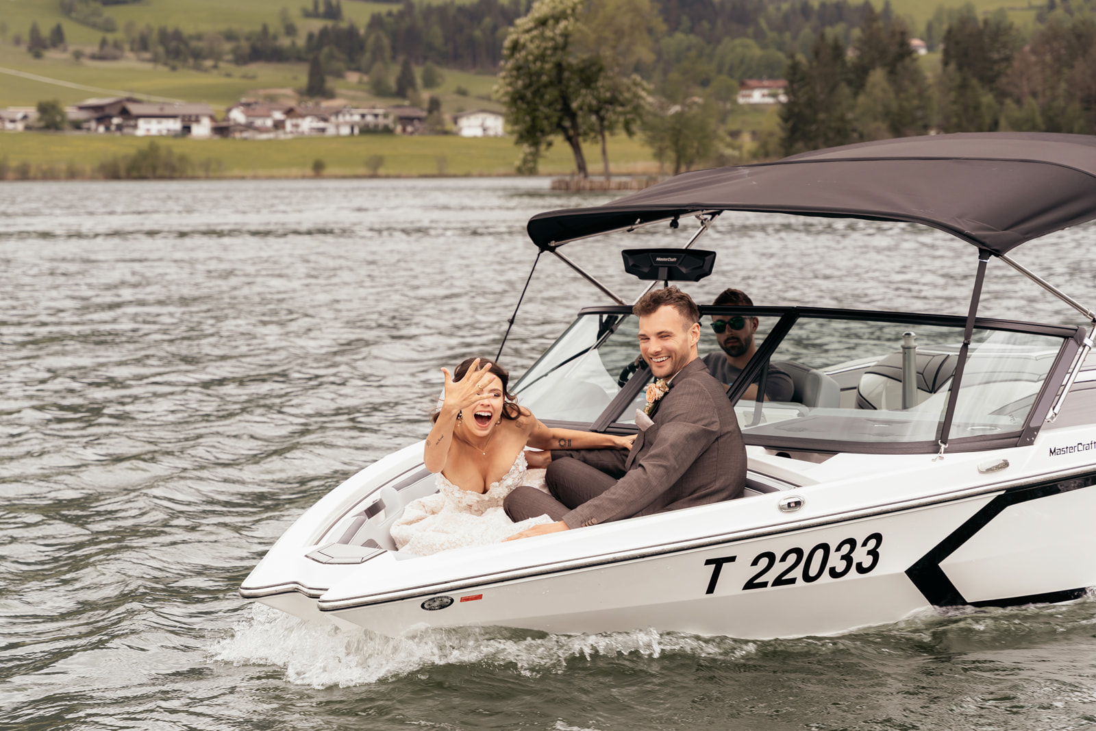 Brautpaar während stilvoller Bootsfahrt vor Tiroler Bergkulisse