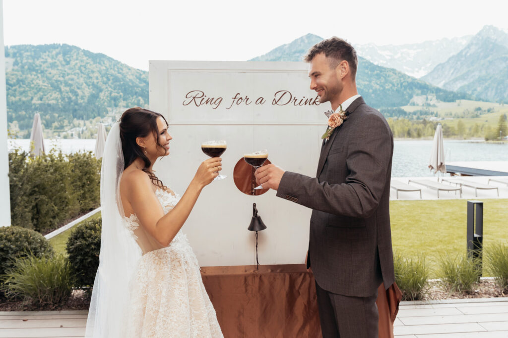 Elegantes Brautpaar bei luxuriöser Hochzeit im modernen Editorial Stil