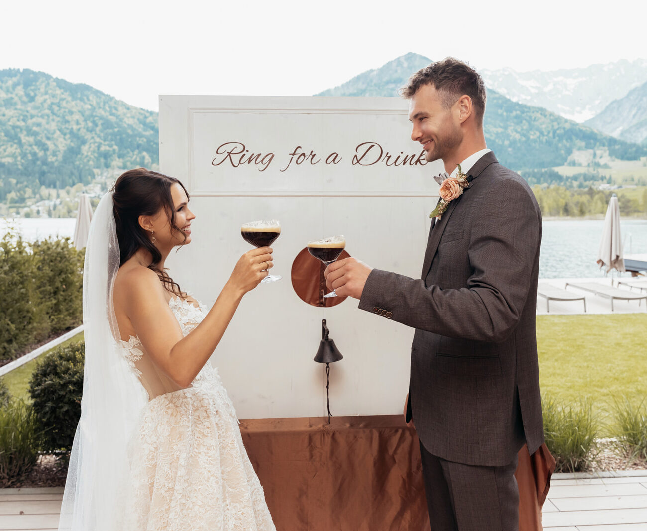 Elegantes Brautpaar bei luxuriöser Hochzeit im modernen Editorial Stil
