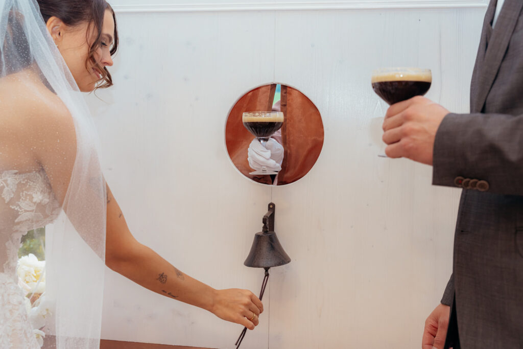 Moderne Cocktailstation mit Espresso Martini bei luxuriöser Hochzeit in Tirol