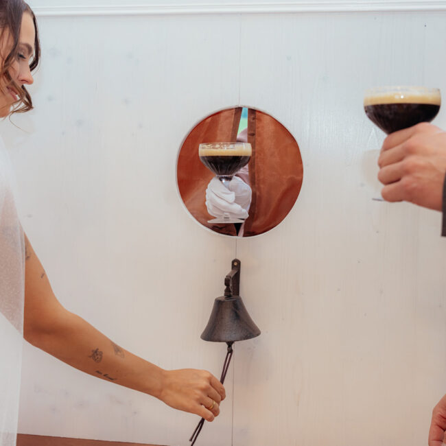 Moderne Cocktailstation mit Espresso Martini bei luxuriöser Hochzeit in Tirol