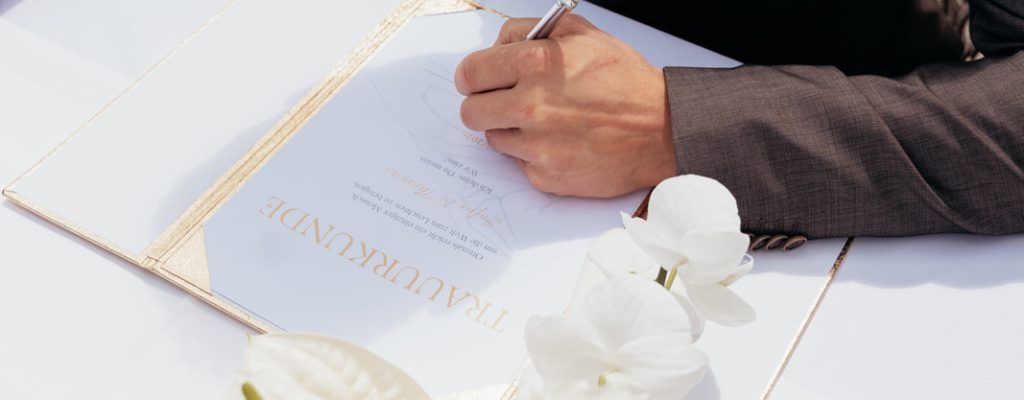 Freie Trauung mit Hochzeitsurkundenunterzeichnung am See
