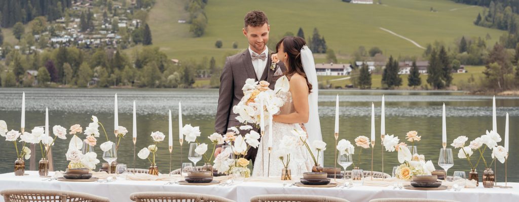 Elegantes Brautpaar vor Walchsee und Alpen bei luxuriöser Hochzeit